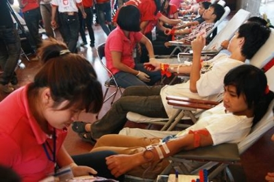 ទិវា”ប្រជាជនទាំងមូល ស្ម័គ្រចិត្តបរិច្ចាកឈាមសង្រ្គោះមនុស្ស